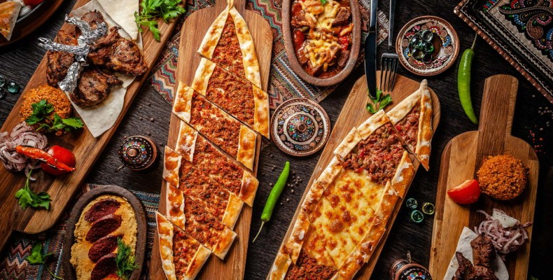 غذاهای سنتی آنتالیا شامل پیده، لاهماجون و کباب ترکی؛ تجربه طعم‌های اصیل ترکیه در راهنمای سفر به آنتالیا