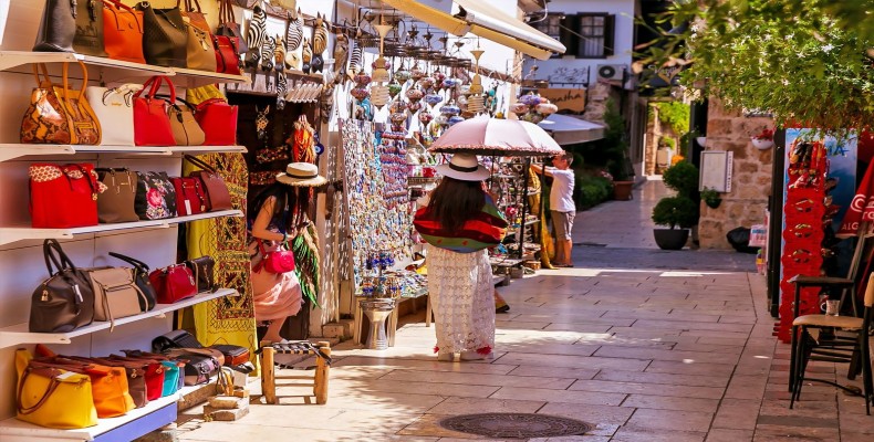 بازار قدیمی آنتالیا و فروشگاه‌های سوغاتی؛ تجربه خرید در راهنمای سفر به آنتالیا