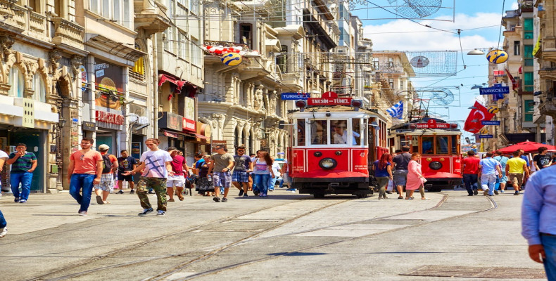 خیابان استقلال (Istiklal Avenue) در استانبول
