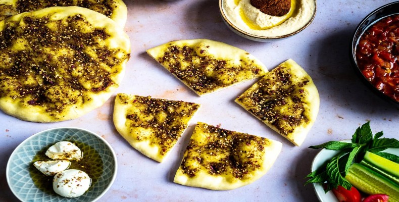 مناقیش یا نان منوشه با زعتر و روغن زیتون؛ غذای محبوب صبحانه در دبی