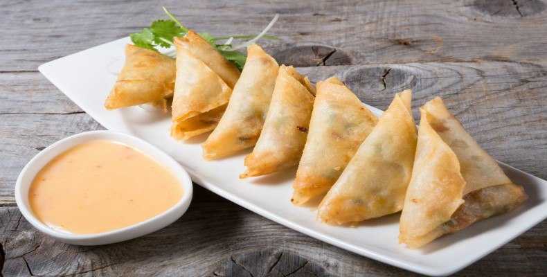 سمبوسه ترد و طلایی با سس مخصوص؛ پیش‌غذای محبوب در دبی و کشورهای عربی