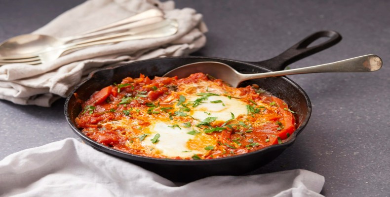 شاکشوکه یا املت عربی با گوجه و تخم مرغ؛ یکی از محبوب‌ترین غذاهای دبی برای گیاه‌خواران