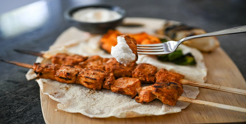 شیش‌تاووک کبابی دبی همراه با نان و سس سیر