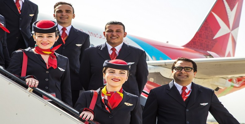 خوشتیپ ترین مهمانداران هواپیما در ایرلاین ایر مالتا با لباس رسمی مشکی و قرمز