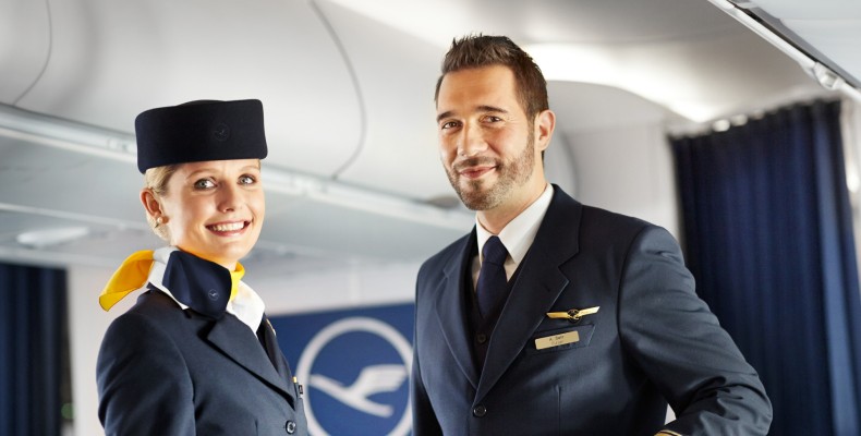 خوشتیپ ترین مهمانداران هواپیما در ایرلاین لوفت‌هانزا با یونیفرم تیره