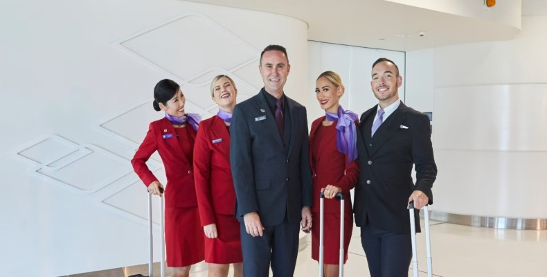 خدمه پرواز ویرجین استرالیا با لباس‌های سرخابی و بنفش مدرن