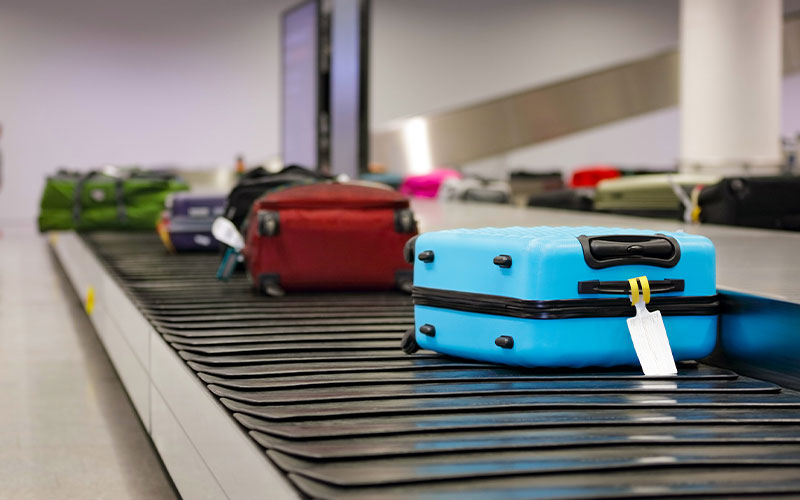 ترفندی جالب برای دریافت هرچه زودتر چمدان ها در پرواز!