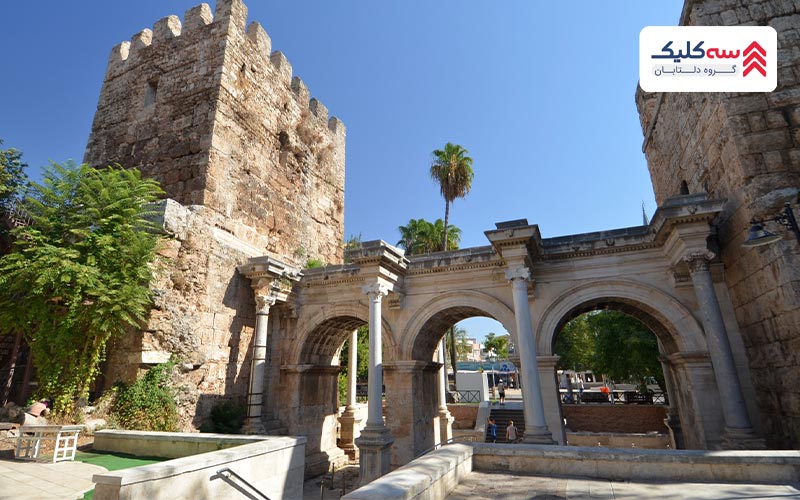 دروازه هادریان از دیگر  جاذبه ‌های آنتالیا 