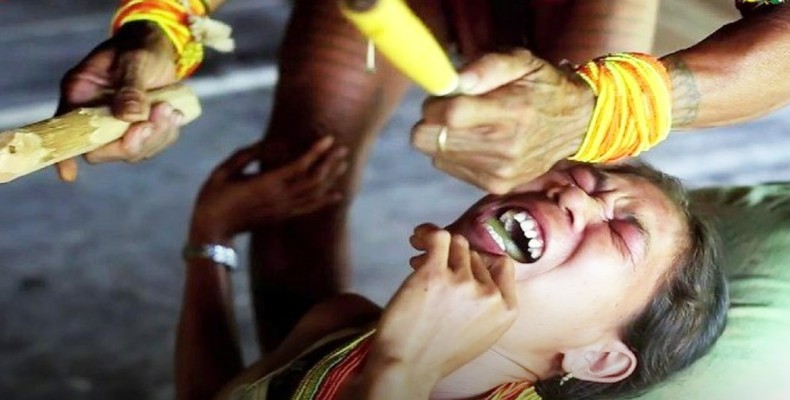 دندان های نوک تیز برای زن Kerik Gigi