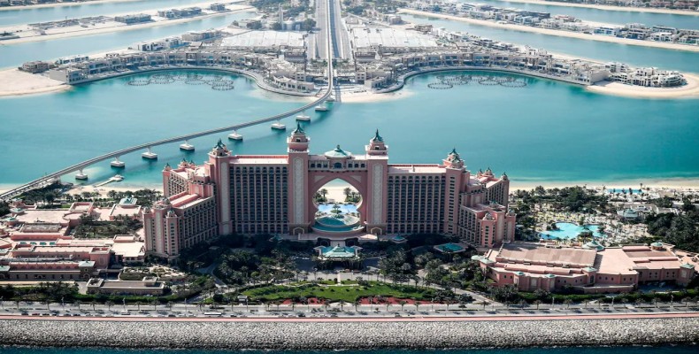 نمای هوایی هتل Atlantis The Palm در جزیره نخل دبی با ساحل اختصاصی و پارک آبی آکوانچر – مشهورترین هتل ساحلی دبی