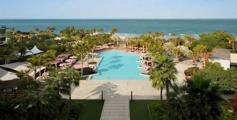 نمای استخر و ساحل اختصاصی هتل Banyan Tree Dubai در جزیره بلوواترز با منظره خلیج فارس – از هتل های ساحلی آرام و لوکس دبی