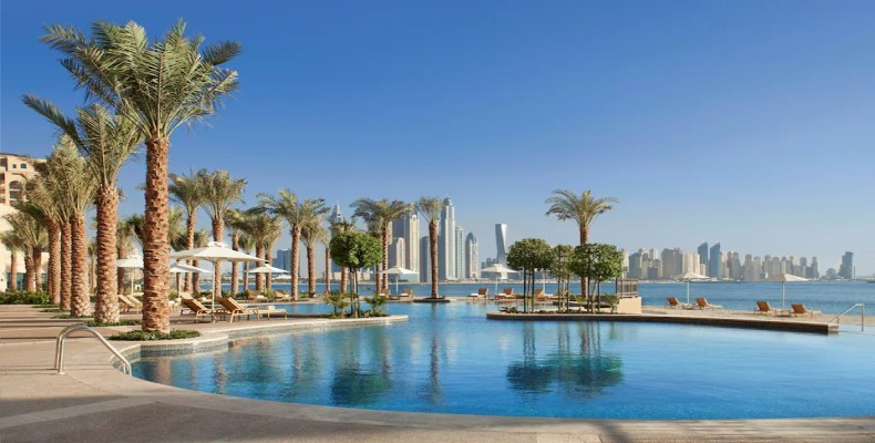 استخر روباز و ساحل اختصاصی هتل Fairmont The Palm با منظره خلیج فارس و آسمان‌خراش‌های مارینا دبی – اقامتگاه محبوب ساحلی