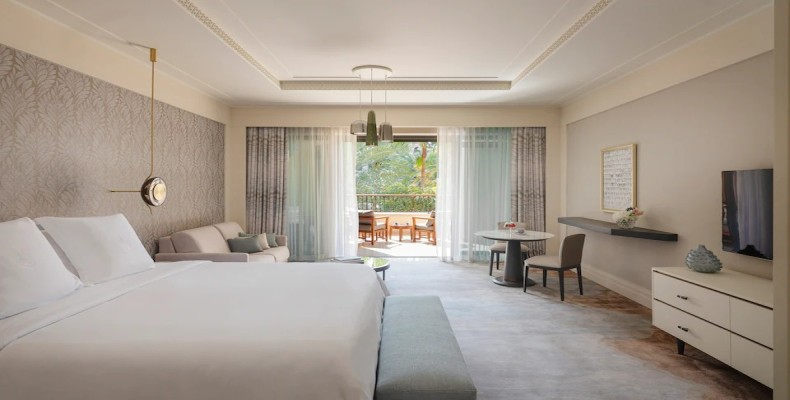 alt="اتاق روشن با طراحی مدیترانه‌ای و بالکن رو‌به‌دریا در هتل Four Seasons Resort Dubai at Jumeirah Beach – از بهترین هتل های ساحلی دبی