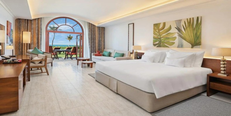 اتاق روشن با منظره دریا در هتل JA Palm Tree Court دبی – اقامتگاه آرام و خانوادگی در میان باغ‌های گرمسیری