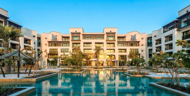 نمای بیرونی و استخر بزرگ هتل Jumeirah Al Naseem در مجموعه مدینات جمیرا – از لوکس‌ترین هتل های ساحلی دبی