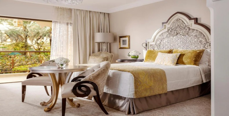 اتاق لوکس هتل One&Only Royal Mirage دبی با طراحی عربی و چشم‌انداز به باغ‌های استوایی – از بهترین هتل های ساحلی دبی