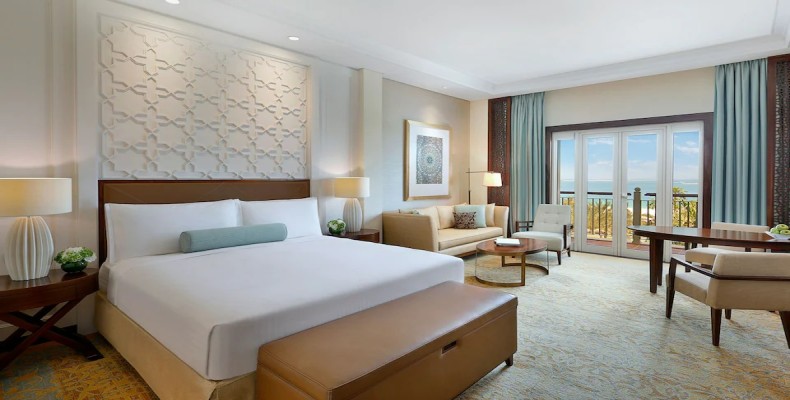 اتاق لوکس با چشم‌انداز دریا در هتل The Ritz-Carlton Dubai در منطقه جمیرا بیچ رزیدنس – از محبوب‌ترین هتل های ساحلی دبی