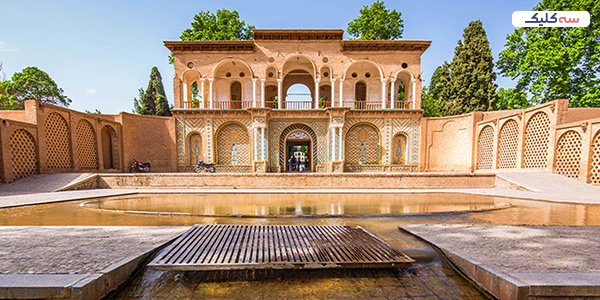 90 درصد مردمان این استان مسلمان هستند و 10 درصد دیگر را مردمان زرتشتی، یهودی و اقلیتهای مذهبی دیگر تشکیل میدهد.