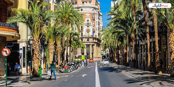 پادشاهی اسپانیا یکی از بزرگ‌ترین کشورهای اروپایی به شمار می‌رود. اسپانیا در جنوب غرب اروپا واقع شده است و با کشور فرانسه مرز مشترک دارد. پایتخت اسپانیا، شهر زیبای مادرید است که مرکز هنری اسپانیا نیز محسوب می‌شود. مردم اسپانیا بسیار خوش‌برخورد هستند و با مسافران و گردشگران هیچ مشکلی ندارند. شهرهای اسپانیا به‌خاطر روحیه شاد مردم، همیشه شاد هستند. در این کشور کارناوال‌های رقص و جشنواره‌های مختلف، همیشه جایگاه خود را در سطح شهرها دارند. اسپانیا یکی از بهترین مقاصد گردشگری برای مسافران است. اسپانیا برای افرادی که از هوای آفتابی لذت می‌برند، عاشق غذاهای اصیل و متفاوت هستند و به تاریخ هنرمندان اروپا علاقه دارند، مقصدی جذاب است. این کشور به حدی مورد استقبال گردشگران قرار گرفته که در ماه مارس میزبان ۸ برابر حالت عادی مسافر بوده است‌. در ادامه با علت افزایش گردشگران و همچنین مکان‌های موردعلاقه آن‌ها در اسپانیا آشنا خواهیم شد.  علت افزایش گردشگران در ماه مارس به گفته گردشگران بهترین زمان سفر به اسپانیا، ماه مارس است. در این ماه آب‌وهوا در بهترین حالت خود قرار گرفته است و شرایطی مطلوب برای سفر به اسپانیا ایجاد می‌کند. در ماه مارس آب‌وهوا آفتابی و نسبتاً گرم است. در ابتدای این ماه هوای گرم اسپانیا لذت‌بخش است و شرایط خوبی را برای گردشگران در شهرهای اسپانیا ایجاد می‌کند. این مطلوبیت آب‌وهوا به حدی است که همان‌طور که به آن اشاره کردیم، اسپانیا در ماه مارس امسال ۸ برابر حالت عادی میهمان را در خود جای داد. این گردشگران از سرتاسر جهان و به‌خصوص ایران وارد اسپانیا شدند و از سفر به آن لذت بردند. در ادامه این مطلب با مکان‌های توصیه شده توسط مسافران آشنا می‌شویم.   قصر الحمرا کاخ الحمرا به‌عنوان معروف‌ترین و محبوب‌ترین مکان در بین گردشگران و مسافران شناخته می‌شود. این کاخ در شهر گرانادا واقع شده است. شهرت این بنا به‌خاطر معماری متفاوت آن نسبت به دیگر بناهای اسپانیا است. کاخ الحمرا به‌عنوان یک شاهکار معماری شناخته می‌شود که از ترکیب معماری اسلامی و معماری شکوهمند اسپانیایی برگرفته شده است. ساخت این بنا در قرن ۱۳ میلادی شروع شد اما به دلایل مختلفی در همان زمان به اتمام نرسید. بخش‌های مختلف این بنا در دوره‌های تاریخی متفاوت به طور کامل ساخته شدند. کاخ الحمرا از ۳ بخش مختلف تشکیل شده است: قصر سلطنتی، باغ‌های پلکانی و قلعه. هرکدام از این قسمت‌ها مساحت بسیار بزرگی را به خود اختصاص داده‌اند و شامل چند بخش هستند. مهم‌ترین قسمت این کاخ بزرگ، بارگاه آن است که در بخش قصر سلطنتی قرار گرفته است. این بارگاه مکانی است که شاه در آن دوران به مکانی برای انجام کارهای دولت اختصاص داده بود. این بخش تزیینات به‌خصوصی دارد که بسیار موردتوجه گردشگران قرار گرفته است. از دیگر بخش‌های زیبای این کاخ می‌توان به موارد زیر اشاره کرد. •	شبستان با تزیینات اشرافی  •	حرم‌سرا با معماری حیرت‌انگیز  •	آب‌نمای شیران با جلوه قدرت‌نمایی •	تالارهای مختلف مانند تالار سفیران و تالار دو خواهر برای گشت‌وگذار در این کاخ حیرت‌انگیز باید حداقل دو روز تمام وقت بگذارید تا بتوانید از تمامی بخش‌های آن بازدید کنید. قصر الحمرا به‌خاطر برخورداری از نور آفتاب و همچنین رنگ متفاوت و خاص دیواره‌های آن، یک فضای مناسب برای عکاسی می‌باشد. کاخ الحمرا بر روی یک تپه قرار گرفته است و در حقیقت به شهر گرانادا اشراف کامل دارد. برای رفتن به این کاخ زیبا بهتر است که بلیت خود را به‌صورت اینترنتی تهیه کنید تا دچار معطلی نشوید. شما می‌توانید از مرکز شهر گرانادا به‌وسیله اتوبوس‌های مخصوص به بازدید از کاخ الحمرا برسید. همچنین شما می‌توانید با تاکسی از میدان ایزابل شهر گرانادا به این قصر محبوب بروید.   کلیسای ساگرادا فامیلیا کلیسای ساگرادا فامیلیا بزرگ‌ترین و معروف‌ترین کلیسای کشور اسپانیا است. این کلیسا مرتفع‌ترین مکان مذهبی جهان به شمار می‌رود و بلندی و ارتفاع این کلیسا، نشان‌دهنده ابهت و عظمت آن است. بعد از کاخ الحمرا، این کلیسای بزرگ پربازدیدترین مکان گردشگری در اسپانیا محسوب می‌شود. این کلیسا در سال 1882 شروع به ساخت کرد. معمار آن آنتونی گائودی بود که یکی از متفاوت‌ترین بناهای جهان را خلق کرد. بعد از ساخت این بنای سر به فلک کشیده، آنتونی گائودی و سبک معماری او در جهان معروف شد. معماری این کلیسا یک معماری ترکیبی است و این کلیسا با ظاهری قدیمی اما معماری مدرن طراحی شده است. البته به گفته تاریخ‌نویسان این کلیسا به‌عنوان کفاره‌ای در برابر گناهان مدرن شهر ساخته شده است؛ بنابراین، نوع متفاوت معماری و دلیل ساخت باهم سنخیت دارند. مرتفع‌ترین قسمت این کلیسا حدود ۱۷۰ متر است که مربوط به برج مرکزی آن است.  برج مرکزی و برج‌های اطراف آن تزیینات خاصی دارند که هرکسی گمان می‌کند سنگ‌ها به‌درستی تراشیده نشده‌اند. این کلیسا در سال‌های اخیر مورد بازسازی قرار گرفته است. درحقیقت این بازسازی هم‌زمان با تکمیل کردن بخش‌های دیگر است. کلیسای ساگرادا فامیلیا از بخش‌های زیر تشکیل شده است.  •	بخش مرکزی •	 نمای درخشش  •	بخش زیارتگاه هر قسمت معنی و فلسفه مخصوص به خود را دارد. برای مثال یکی از بخش‌هایی که بسیار موردتوجه قرار گرفته است، بخش راز و نیازهای قدیس است. این بخش در حقیقت نماد تولد حضرت مسیح به شمار می‌رود.  همچنین آنتونی گائودی اشاره کرده است که این بخش نماد تولد و زندگی‌کردن نیز هست. شکوه اصلی این بنا هنگامی نمایان می‌شود که در آن قدم بزنید. ترکیب رنگ‌های خاص و بازتاب نور نشان‌دهنده خلاقیت این معمار جوان بوده است. وجود سمبل‌ها و نمادهای مذهبی فراوان در این کلیسا، نشان‌دهنده توجه معمار به داستان‌ها و روایت‌های کتاب آسمانی انجیل است. کلیسای ساگرادا فامیلیا در مرکز شهر دوست‌داشتنی بارسلونا واقع شده است. این کلیسا هرساله پذیرای بیش از ۲ میلیون گردشگر و مسافر است. برای رفتن به این کلیسا می‌توانید از خط متروهای مختلف کمک بگیرید. علاوه بر این، به علت قرارگیری کلیسا در مرکز شهر، شما می‌توانید به‌راحتی با تاکسی از هتل خود به این کلیسا بروید.   موزه گوگنهایم بیلبائو موزه گوگنهایم بیلبائو از برترین موزه‌های جهان به شمار می‌رود. این موزه هم از نظر معماری بیرونی و هم از نظر طراحی داخلی یک شاهکار محسوب می‌شود. این موزه در سال ۱۹۹۷ افتتاح شد و مورد بازدید قرار گرفت. معماری متفاوت این موزه باعث جذب گردشگران از سرتاسر جهان به اسپانیا و شهر زیبای بیلبائو می‌شود‌. معمار این بنای متفاوت، فرانک گری معمار کانادایی - آمریکایی است که با استفاده از خلاقیت یک طراحی به‌خصوص برای این موزه ایجاد کرد. همان‌طور که گفته شد، این موزه یک شاهکار معماری مدرن به شمار می‌رود. زیرا طراحی بیرونی آن با ترکیب اشکال مختلف ایجاد شده است. انحناهای این بنا در قسمت‌های مختلف نشان‌دهنده بازتاب نور و انعکاس آن است. به گفته فرانک گری، طرح اصلی ساختمان ترکیبی از شکل یک کشتی و همچنین بدن ماهی است. این ترکیب متفاوت باعث شده تا توجه گردشگران به آن جلب شود. همچنین این معمار به سخنان خود اضافه کرده است که برای طراحی این موزه، از زیر دریایی‌های روس نیز الهام گرفته شده است. درون این موزه آثار بسیار خاص و متفاوتی به نمایش گذاشته می‌شود. از معروف‌ترین آثار این موزه می‌توان به مجموعه مجسمه‌های استیل از ریچارد سرا و همچنین ستون‌های خاص جنی هولزر اشاره کرد. این آثار با مفاهیم و معانی خاص در قسمت نمایشگاه دائمی این موزه قرار گرفته‌اند. مشهورترین اثری که درون این موزه وجود دارد، عنکبوت بسیار بزرگی به نام مادر است. این عنکبوت به‌خاطر مراقب از فرزندان  و همچنین صبوری نماد مادر به شمار می‌رود. همان‌طور که گفته شد موزه گوگنهایم در شهر بیلبائو واقع شده است. شهر بیلبائو در شمال شرق اسپانیا قرار گرفته است. برای رفتن به این موزه می‌توانید از تراموا و همچنین اتوبوس کمک بگیرید. هر دوی این وسایل نقلیه در اطراف این موزه دارای ایستگاه به‌خصوص هستند.   سخن پایانی اسپانیا یکی از محبوب‌ترین مقاصد گردشگری است که هرساله پذیرای بیش از چندین میلیون مسافر است. آب‌وهوای اسپانیا در ماه مارس بسیار مطلوب است. اگر قصد سفر به اسپانیا و لذت بردن از غذاهای محبوب این کشور مانند پاتاتاس براواس، تورتیلا و چوروس را دارید، بهتر است که در ماه مارس به این کشور سفر کنید. در این مطلب مکان‌های گردشگری محبوب اسپانیا به شما معرفی شد تا برای سفر به اسپانیا با آنها آشنا باشید. برای سفر به این کشور زیبا می‌توانید از کارشناسان سایت سه کلیک کمک بگیرید.