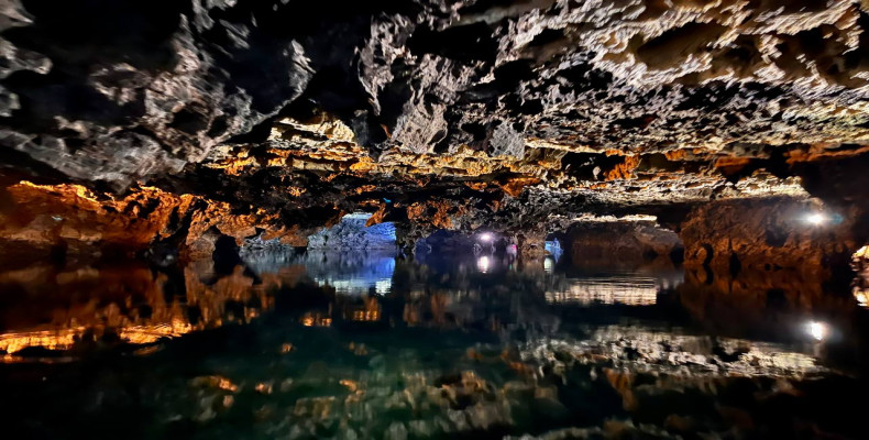 بازتاب نور در آب و سقف سنگی غار علیصدر همدان