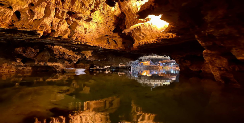 قایق‌سواری در غار علیصدر همدان میان قندیل‌ها و نورپردازی