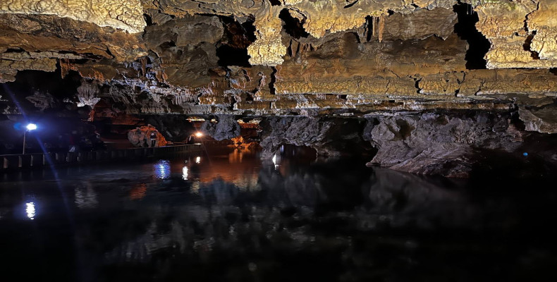 فضای داخلی غار علیصدر