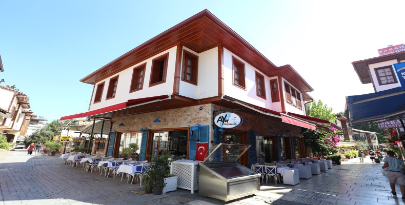 بهترین رستوران های آنتالیا؛ ایار میخانه سی