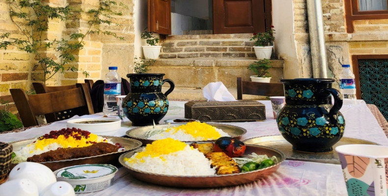 دنده کباب در رستوران بامگاه عمارت کرمانشاه