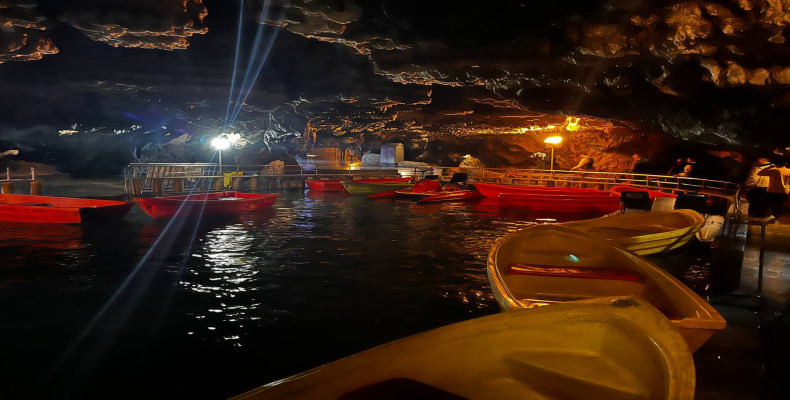 قایق سواری در غار