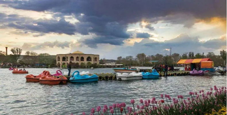 قایق‌سواری روی دریاچه