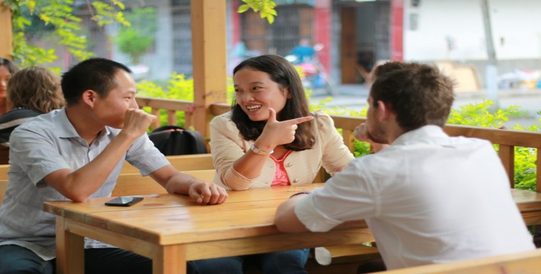رفتار مودبانه و گفتگو بین مردم چین | آداب ارتباطی و پرهیز از توهین در چین»