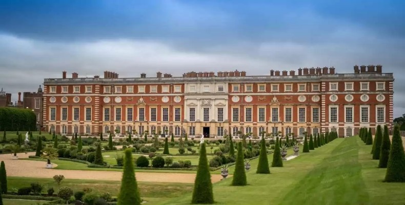 کاخ همپتون کورت از جاهای دیدنی لندن