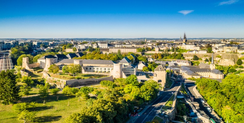 چشم‌انداز هوایی از شهر لوکزامبورگ با فضاهای سبز و قلعه‌های قدیمی