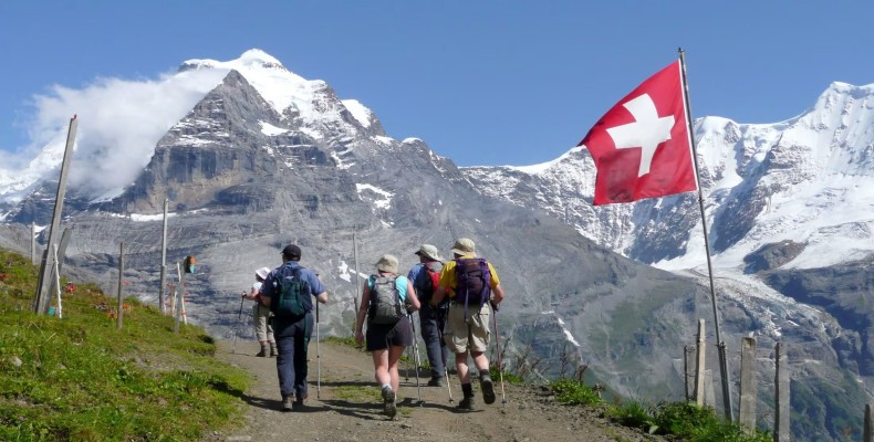 ممنوعیت کوهنوردی برهنه در کوه‌های آلپ؛ از معروف‌ترین قوانین عجیب سوئیس