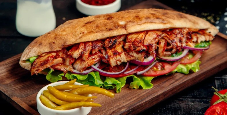 خوشمزه ترین فست فودها در کافه رستوران ضیافه کیش