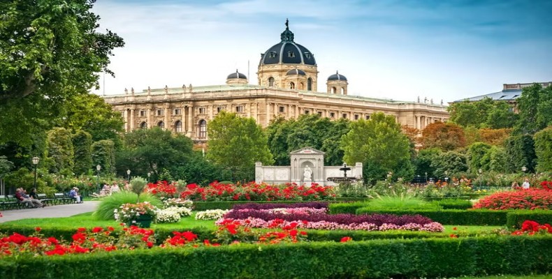 باغ ولکس‌گارتن و نمای کاخ تاریخی در وین، عروس شهرهای اروپا
