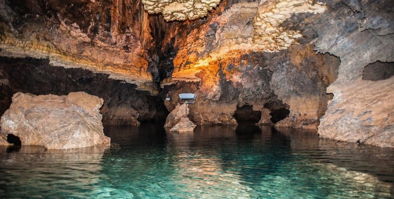 آب زلال و سنگ‌های آهکی در غار علیصدر همدان