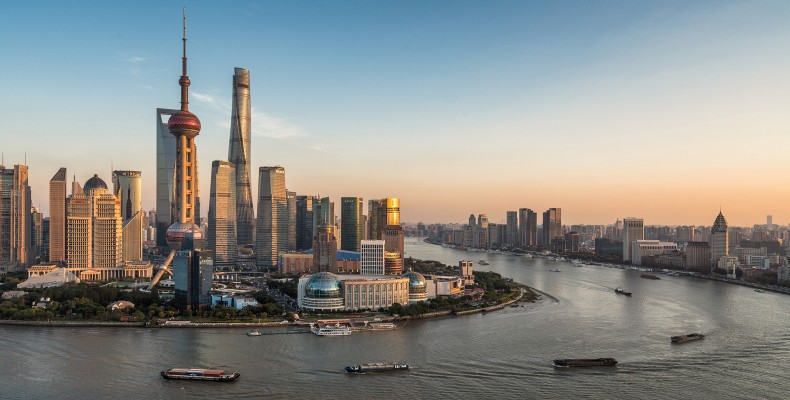 چشم‌انداز مدرن آسمان‌خراش‌های شانگهای در کشور چین؛ ترکیب سنت و پیشرفت در یکی از عجایب چین