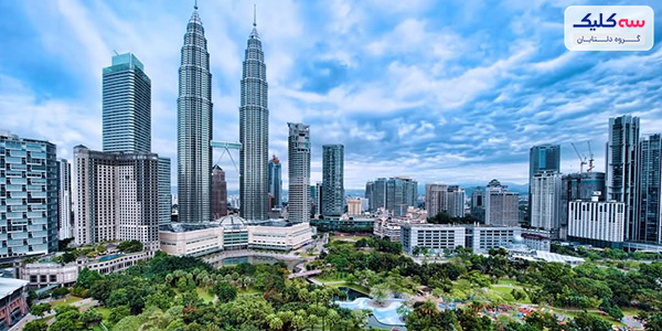 شهرهای دیدنی مالزی   مالزی بدون شک یکی از زیباترین نقاط آسیا برای گذراندن تعطیلات است. زیبایی باورنکردنی این کشور که جنگل‌های بارانی سرسبز، سواحل شنی چشم‌نواز، شهرهای مدرن و معماری شگفت‌انگیز را در بر می‌گیرد؛ مطمئنا شما را دوباره به این کشور برمی‌گرداند. یکی دیگر از دلایل خوب برای سفر به مالزی، غذاهای لذیذ و خوشمزه این کشور است. بنابراین، اگر قصد سفر و رزرو بلیط هواپیما مالزی را در فصل‌های پاییز و زمستان دارید؛ شهرهای دیدنی مالزی را که در این فصول زیبا و خوش آب و هوا هستند، بشناسید و خاطراتی بسازید که برایتان ماندگار خواهد بود. شهرهای دیدنی مالزی در پاییز و زمستان کشور مالزی یک مقصد عالی برای سفر است و به دلیل نزدیکی به خط استوا، هوای مرطوب و گرم دارد. در کل، این کشور تغییرات آب و هوایی قابل توجهی را در طول سال تجربه می‌کند. اگرچه این کشور آفتابی با آب و هوای معتدل است، اما، در هر زمان، هر مکان یا هر روز از سال می‌تواند به طور غیرمنتظره باران ببارد. به هر حال، اگر در فصل‌های پاییز و زمستان به خصوص ماه‌های آذر، دی و بهمن برای تعطیلات به مالزی می‌روید، می‌توانید منتظر بارش کمی باشید. آب و هوا در مالزی در این ماه‌ها مانند یخ زدگی بینی و برشته شدن شاه بلوط روی آتش یا پوشیدن یک تی شرت است. با این تفاسیر داشتن چتر برای باران‌های شدید و ناگهانی کار عاقلانه‌ای خواهد بود. حالا برویم شهرهای دیدنی مالزی در این فصول را بشناسیم. 1)	کوالالامپور یکی از شهرهای دیدنی مالزی برای بازدید در فصل پاییز و زمستان، قطعا کوالالامپور است. این شهر به عنوان پایتخت مالزی با داشتن نمادهای دیدنی شهر، چه ساخته دست بشر و چه طبیعی، بهترین‌ها را برای شما ارائه می‌دهد. جاذبه های زیادی برای دیدن در این شهر وجود دارد که کوالالامپور را به یکی از بهترین مکان‌های دیدنی مالزی در ماه‌های سرد سال تبدیل می کند. برخی از آنها عبارتند از برج‌های پتروناس و برج منارا کی‌ال، غارهای باتو، محله چینی‌ها، پارک موضوعی سان‌وی لاگون، ساختمان سلطان عبدالصمد و جالان آلور. 2)	پنانگ پنانگ جزیره‌ای زیبا و یکی از شهر‌های دیدنی مالزی برای گذراندن تعطیلات در پاییز و زمستان است. این بندر سابق بریتانیا در حال حاضر یک شهر شکوفا و پایتخت غذایی مالزی با مکان‌های مختلفی است که از گشت و گذار و کاوش در آن هرگز خسته و گرسنه نمی‌مانید. تپه فلگستاف یا تپه پنانگ مناظر فوق‌العاده زیبایی را از جزیره در جلوی چشمان شما قرار می‌دهد و همچنین می‌توانید با خیال راحت در زیر آن استراحت کنید. معابد هندو، مساجد، کلیساها و نمایش مارها از نقاط برجسته و دیدنی این مکان هستند. علاوه بر این، چندینی معبد خاص، موزه تعاملی، پارک موضوعی منطقه ماجراجویی، موزه جنگ پنانگ و مکان‌های دیگر بهترین تعطیلات را در اختیار شما قرار خواهند داد. 3)	لنکاوی پارک‌های وسیع، سازه‌های نمادین و مناظر طبیعی چند گوهر پنهان این منطقه شگفت‌انگیز هستند. شهر لنکاوی با داشتن مجمع الجزایری از حدود 99 جزیره، از شناخته شده‌ترین شهرهای دیدنی مالزی است. این مقصد برای کسانی که عاشق ساحل هستند با ارائه سواحل بکر، جاذبه‌های تاریخی، فرصت‌های غواصی عالی، کرایه‌های وسایل با قیمت مناسب، خریدهای خاکی ارزان و زندگی شبانه هیجان‌انگیز بدون شک یکی از بهترین مکان‌ها برای بازدید در مالزی در ماه‌های سرد سال است. بد نیست بدانید که بهترین سواحل مالزی و جهان در شهر لنکاوی واقع شده‌اند. همچنین می‌توانید با 15 دقیقه سواری با تله‌کابین لنکاوی به بالای کوه گوانگ مات برسید و از دیدن مناظر شگفت‌انگیز جزایر، آبشارها و جنگل‌های بارانی لنکاوی سوپرایز شوید. مکان‌های دیگری که می‌توانید در سفر به لنکاوی از آن‌ها دیدن کنید، پل آسمان با مناظر پانوراما از طبیعت، داتاران لنگ (میدان عقاب)، دنیای زیر آب، گونونگ رایا، پارک دریایی پولائو پایار و غیره است. 4)	مالاکا مالاکا (ملاکا) یکی دیگر از بخش‌های جالب و شهرهای دیدنی مالزی است که نشان دهنده تاریخ متنوع آن است. در دوران باستان، ملاکا توسط هلندی‌ها، بریتانیایی‌ها و پرتغالی‌ها مستعمره شد و هنوز هم می‌توان تاثیر آن را در غذا، معماری و زبان این مکان مشاهده کرد. هیچ چیز زیادی در اینجا تغییر نکرده است، هنوز هم می‌توانید قلعه‌های در حال فرو ریختن و ساختمان‌های سنتی با نمای قرمز رنگ که قدمت آن به دوره استعمار باز می‌گردد را ببینید و البته که بسیار جالب هستند.  معبد چینی چنگ هون تنگ، کاخ سلطان نشین و برج گردان تامینگ ساری از جاذبه های اصلی شهر هستند. اگر هم اهل خرید هستید، می‌توانید سوغاتی، صنایع دستی محلی و عتیقه جات را در بازار پرجنب و جوش شبانه جانکر یا Jonker Walk خریداری کنید. 5)	کامرون هایلندز یکی دیگر از مکان‌های فوق العاده برای سفر، ارتفاعات کامرون است. این شهر برای فرار از آب و هوای آفتابی و شلوغی شهر، مکان مناسبی را برای گردشگران فراهم می‌کند. کامرون هایلندز شهری تپه‌ای است که پوشیده از وسیع‌ترین فضای سبز به همراه فضایی سرشار از آرامش و زیبایی است.  شما می‌توانید در کامرون یکی از شهرهای دیدنی مالزی گشت و گذارهای زیادی انجام دهید. برای مثال، از باغ رز رابرتسون، مزرعه توت فرنگی تپه راجو و مزرعه زنبور عسل ای فنگ گو بازدید کنید. قطعا هیجان‌انگیز و فراموش نشدنی خواهد بود.  در آخر امیدواریم توانسته باشیم ایده روشنی در مورد بهترین شهرهای دیدنی مالزی در فصل پاییز و زمستان به شما بدهیم. فراموش نکنید که این ماه‌های سرد سال، بهترین زمان برای گشت و گذار در بخش غربی این کشور است، چون از هوای آفتابی و گرم برخوردار می‌باشد. پس برنامه‌ریزی درست و مناسب قبل از سفر را فراموش  نکنید! 