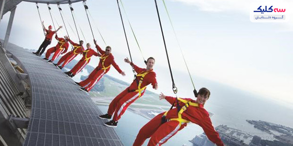 دیدنی‌های تورنتو   شهری پر از جاذبه‌های توریستی، فروشگاه‌ها متنوع، رستوران‌های خوشمزه با دکورها عجیب و زیبا، کافه‌های دنج، موزه‌هایی پر از شگفتی، خیابان‌هایی سرشار از حس زندگی؛ می‌خواهید بدانید این شهر کجاست؟  تورنتو، بزرگترین شهر کانادا، فراتر از تصور شماست. در اینجا هرگز دچار روزمرگی زندگی نخواهید شد؛ چون همیشه یک کار برای انجام دادن و یک تفریح و سرگرمی وجود دارد. از دیدنی‌های تورنتو بخواهیم بگوییم؛ تمام نشدنی است. در کوچه به کوچه این شهر مکان‌های جذابی وجود دارد که از کشف هر کدام به وجد می‌آیید. پس قبل از رزرو بلیط هواپیما تهران-تورنتو، درباره جاهای دیدنی این شهر بیشتر بدانید. 10 مورد از جاذبه‌های برتر تورنتو 2022 همانطور که گفتیم، جاذبه‌های تورنتو بسیار زیاد است. با این حال ما 10 مورد از دیدنی‌های تورنتو که برای گردشگران جذاب و فراموش نشدنی بودن را به شما معرفی می‌کنیم.  1)	برج  CN   برج CN یکی از هفت عجایب دنیای مدرن است؛ اینجا که از بزرگترین نقاط دیدنی کانادا به حساب می‌آید؛ هر گردشگری مجذوب خود می‌کند. البته بی دلیل هم نیست! می‌توانید با آسانسور به رستوران گردان 360 بروید و تجربه‌ای متفاوت و هیجان‌انگیز از غذا خوردن داشته باشید. حتی می‌توانید کمی جسارت به خرج دهید و روی کف شیشه‌ای در طبقه 113 راه بروید. اگر به این هیجان هم راضی نبودید 33 طبقه دیگر بالا بروید و از طریق اسکای پاد (Sky Pod) و دوربین‌های چشمی تمام شهر تورنتو را تماشا کنید. اما، اگر دل و جرات شما بیشتر از این چیزهاست، با بستن تسمه به بیرون از برج و لبه ساختمان بروید و با قدم زدن در ارتفاع 553 متری آدرنالین خونتان را به بالاترین سطح برسانید.   2)	موزه سلطنتی انتاریو (Royal Ontario Museum)   شاید شما علاقه‌ای به گشتن در موزه نداشته باشید؛ اما به ما اعتماد کنید؛ چون موزه سلطنتی انتاریو با آنچه که تابحال دیده‌اید، کاملا متفاوت است. بزرگترین موزه فرهنگ‌های جهان و تاریخ طبیعی که قدمتی 100 ساله دارد دقیقا در مرکز شهر تورنتو قرار گرفته است. با توجه به ورودی اصلی چشمگیر موزه، معروف به کریستال حتما این موزه به چشمتان می‌خورد و سریعا شما را جذب می‌کند. در داخل موزه، نمایشگاه‌هایی را در خود جای داده است که از دایناسورها تا مصر باستان تا اولین ملل کانادا را شامل می‌شود. خلاصه بگوییم در اینجا، با هنر، تاریخ، باستان شناسی، کانی شناسی، زمین شناسی، دیرینه شناسی، جانورشناسی، و عناصری از هر نوع شناسی دیگری که احتمالا می‌توانید تصور کنید، مواجه خواهید شد! 3)	آکواریوم ریپلی کانادا (Ripley’s Aquarium of Canada)   آیا تابحال با کوسه رو در رو شده‌اید؟ آکواریوم ریپلی به شما فرصت تجربه این هیجان را می‌دهد. البته فقط این نیست! در این آکواریوم حدود 16 هزار موجودات دریایی دیگر نیز وجود دارد؛ از خرچنگ‌های کوچک گرفته تا خرچنگ‌های غول پیکر 65 ساله، اختاپوس‌های بزرگ اقیانوس آرام و چتر دریایی گزنه. وجود یک تونل زیر آب در این آکواریوم با گذرگاه‌های متعدد باعث می‌شود تا دنیای زیر اقیانوس را از نزدیک تماشا کنید. این قطعا تجربه‌ای مهیج و فراموش‌نشدنی و جز جالب‌ترین دیدنی‌های تورنتو برای شما خواهد بود.  4)	منطقه تاریخی و تفریحی (Distillery Historic District)   وجود انواع رستوران‌ها، بوتیک‌ها، هنرهای دیدنی و سرگرمی‌های هیجان‌انگیز، باعث شهرت منطقه Distillery Historic District شده‌اند و آن را به یکی از جذاب‌ترین دیدنی‌های تورنتو تبدیل کرده است. برای یک گردشگر که به دنبال مکان‌های مدرن است اما در عین حال به دیدن جاهای قدیمی هم علاقه دارد؛ اینجا بهترین مکان است. غذاهایی خوشمزه در رستوران‌های با دکوراسیون جالب که در پشت دیوارهای آجری قرمز فرسوده پنهان شده‌اند. از طرفی هم وجود گالری‌های هنری و مکان‌های اجرای موسیقی زنده، حال و هوایی پر از زندگی و نشاط را برای گردشگران ایجاد می‌کنند.  5)	بازار کنزینگتون (Kensington Market)   در این بازار با دیدن مغازه‌های رنگارنگ و شور و هیجان خرید مردم، احساس سرزندگی و نشاط را از نزدیک لمس خواهید کرد. به غیر از این‌ها هر آنچه را که تصور می‌کنید، از کافه‌های عجیب و غریب با دکورهای جالب گرفته تا انواع و اقسام مغازه‌های مختلف را در این بازار در کنار هم خواهید دید. اصلا لازم نیست برای خرید و با هدف خاصی به این بازار بروید؛ قدم زدن و وقت گذرانی در این بازار کافی است. به ما اعتماد کنید، در اینجا حتما به شما خوش می‌گذرد.  6)	کازا لوما (Casa Loma)   باور کنید یا نه، تنها قلعه بزرگ در آمریکای شمالی در تورنتو واقع شده است. کاسا لوما به معنای واقعی کلمه همه چیزهایی را که از یک قلعه بخواهید دارد. برجک‌هایی که مناظر زیبایی از شهر را در جلوی چشمانتان قرار می‌دهند. یک کتابخانه بزرگ و نزدیک به 100 اتاق جالب که جستجو و کاوش در هر کدام بسیار هیجان‌انگیز و است. گذرگاه‌های مخفی که قدم زدن در آنها ممکن است کمی بترسید. همچنین، تونلی 245 متری به اصطبل، خانه کالسکه و پنج هکتار باغ پر از گل‌ها، مجسمه‌ها و فواره‌های زیبا دارد. کازا لوما قطعا از زیباترین دیدنی‌های تورنتو است که نباید آن را از دست داد.  7)	پارک ملی روژ (Rouge National Urban Park)   پارک ملی روژ، بهشت دیدنی‌های تورنتو و تنها پارک ملی تورنتو است. اگر دوست دارید به دل طبیعت منحصربفرد و زیبای تورنتو بروید؛ این پارک قطعا گزینه مناسبی خواهد بود. فضایی سرسبز با امکانات مناسب در مساحتی به اندازه 79 کیلومتر مربع این امکان را برای شما فراهم می‌کند تا انواع تفریحات متنوع مانند دوچرخه‌سواری، پیاده‌روی، شنا، کایاک سواری، کمپینگ با دوستانتان تجربه کنید و لحظات سرشار از نشاط و آرامش داشته باشید.  8)	جزایر تورنتو (Toronto Islands)   برای ورود به دنیایی کاملا متفاوت، فقط باید 10 دقیقه از شهر تورنتو سفر کنید. سوار کشتی شوید و سفری به جزایر تورنتو را آغاز کنید، مقصدی پر از جاذبه و از آرام‌ترین دیدنی‌های تورنتو که سرشار حس آرامش است. در اینجا، هیچ ماشینی وجود ندارد، بنابراین برای گشت و گذار در سه جزیره بزرگ آن که بوسیله یک سری مسیرها و پل‌ها به هم متصل شده‌اند؛ دوچرخه کرایه کنید. سواحل جزایر تورنتو بسیار زیبا، تمیز و دارای امکانات مناسب هستند که با وجود منظره‌های اطراف آن، این زیبایی دو چندان شده است. این را هم اضافه کنیم که قرار نیست فقط استراحت کنید و آفتاب بگیرید؛ قایق‌های پارویی، انواع ورزش‌های مهیج آبی و حتی اسب‌سواری در انتظار شما خواهند بود.  9)	بازار سنت لارنس (St. Lawrence Market)   درست در وسط منطقه تاریخی شهر قدیمی تورنتو، یکی از بهترین مقاصد غذاخوری شهر را خواهید یافت: بازار سنت لارنس. اگر به دنبال جایی از دیدنی های تورنتو هستید که خوشمزه باشد و بتوانید دلی از عزا درآورید، این بازار قطعا برای شماست. حتی اگر گرسنه هم نباشید با بوی محصولات تازه این بازار حتما هوس خوردن خواهید کرد. انواع غذاهای دریایی، پنیرهای خوشمزه، غذاهای آماده و.... . البته در این بازار پوشاک، جواهرات و وسایل دیگر برای سوغاتی هم پیدا می‌کنید.  10)	آبشار نیاگارا (Niagara Falls)   آبشار نیاگارا در شهر تورنتو نیست ولی فقط با حدود یک ساعت و نیم رانندگی می‌توانید به زیباترین و بزرگترین آبشار جهان برسید. فقط عظمت و زیبایی این آبشار را از نزدیک ببینید قطعا با خود می‌گویید که ارزش آمدن و وقت گذاشتن را دارد. آبشار نیاگارا از خارق‌العاده‌ترین دیدنی‌های تورنتو است. دیدن حجم بزرگ از آب خروشان که با شدت به سمت پایین سرازیر می‌شوند و رنگین کمان‌ها در کنار فضای سرسبز اطراف قطعا حال شما را خوب می‌کند. اگر حوصله نداشتی حتما سفر با تور را امتحان کنید ولی تحت هیچ شرایطی دیدن این آبشار را از دست ندهید.    در آخر فرقی نمی‌کند به تاریخ علاقه دارید یا به کشف مکان‌های جدید؛ اهل استراحت هستید یا به دنبال هیجان می‌گردیدغ تورنتو همه چیز برای شما دارد. جاذبه‌های این شهر سرسبز و زیبا تمام نشدنی است. اگر هوس سفر به مکان جالب و در عین حال مدرن را دارید قطعا تورنتو برای شما مناسب خواهد بود. به هر حال، چه برای سفر یا اقامت شناخت دیدنی‌های تورنتو دید وسیع‌تری از این شهر به شما می‌دهد. 