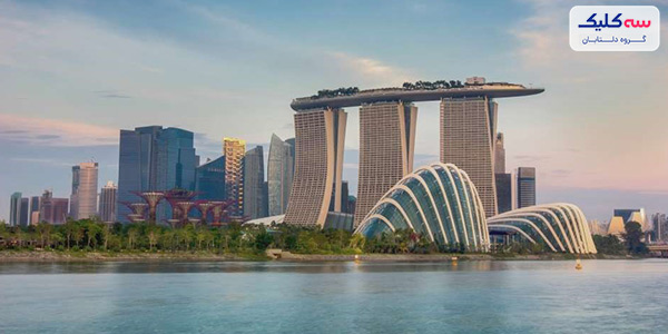 دیدنیهای مشهور سنگاپور سنگاپور با داشتن شگفتیهای مدرن و ساختمانهایی که آسمان را میبوسند؛ بسیار پیشرفتهتر از آن است که فکرش را میکنید. نورهای فوق العادهای که شب را همانند روز دیدنی میکنند و معماری مدرن و عجیب را به رخ میکشند. در اینجا هر آنچه را که تصور کنید به شکلی زیبا خواهید دید. رستورانهای شیک با غذاهای خوشمزه، هتلهای لوکس با مناظر خیرهکننده، مسیرهای طبیعتگردی در دل شهر و یک زندگی شبانه شلوغ برای لذت بردن با دوستان و خیلی چیزهای دیگری که در سنگاپور آن را از نزدیک لمس میکنید. میتوانید منطقه سرسبز سنگاپور را در باغهای گیاهشناسی و باغهای کنار خلیج کشف کنید. دیدن اینها قطعا ارزش رزرو بلیط هواپیما سنگاپور و تور سنگاپور را خواهد داشت. تقریبا چیزی در این کشور وجود ندارد که نتوانید کشف کنید، از میدانهای کوچک پرجمعیت گرفته تا معابد سرسبز، پارکهای زیبا و بازارهای خردهفروشی مقرونبهصرفه همگی زیبا و خارقالعاده هستند. دیدنیهای مشهور سنگاپور را قبل از سفر به آن بشناسید و اطلاعات لازم را به حافظهتان بسپارید. دیدنیهای مشهور سنگاپور برای دوستداران طبیعت طبیعت در سنگاپور بیانتهاست؛ مکانهایی در اینجا وجود دارند با دیدن آنها عقل از سرتان میبرد. • گاردنز بای بی (Gardens By The Bay) طراحی فوق العاده زیبا از سازههای مدرن به شکل درخت در وسط شهر قرار دارند. هدف از ساخت این سازه مسحورکننده تبدیل سنگاپور به شهری در باغ بوده است که حقیقتا به خوبی توانستهاند آن را اجرا کنند. در اینجا گونههای گیاهی متنوع و باغهای سرسبز و آبشاری بزرگ دیدنی وجود دارد. خلاصه بگوییم، گاردنز بای بی یکی از دیدنیهای مشهور سنگاپور است که با قدم زدن در آن احساس سفر به دنیایی افسانهای را خواهید داشت. ساعات بازدید: 5 صبح تا 2 بامداد برای باغ های روباز جاذبهها: باغ شرقی خلیج، سوپرتره گرو، بلندترین آبشار سرپوشیده جهان در گنبد جنگل ابری هزینه ورودی (دلار سنگاپور): 28 دلار برای بزرگسالان و 15 دلار برای کودکان • باغ وحش سنگاپور (Singapore Zoo) باغ وحش سنگاپور که به عنوان یکی از دینیهای مشهور سنگاپور و بهترین باغ وحش جنگلهای بارانی جهان شناخته میشود. در این باغ وحش شما اورانگوتانها، گورخرها، طوطیها، موشهای صحرایی مول، ببرهای سفید، کانگوروها، اژدهای کومودو و بسیاری از موجودات دیگر را از نزدیک خواهید دید. پیشنهاد میکنیم در زمان غذا خوردن حیوانات به آن سر بزنید تا بتوانید این موجودات باشکوه را از لانهها و غارهایشان ببینید. ساعات بازدید: 8:30 صبح 18 بعد از ظهر هزینه ورودی (دلار سنگاپور): 28 دلار بزرگسالان و 18 دلار کودکان • باغ گیاه شناسی (Botanical Gardens) در میان بسیاری دیدنیهای مشهور سنگاپور، این باغ گیاه شناسی بود که اولین نامزدی سنگاپور را در میراث جهانی یونسکو به ارمغان آورد. باغها قطعاتی از میراث وحشی سنگاپور را حفظ میکنند و آن را به فریبندهترین شکلی که ارائه میدهند که مردم از دیدن آنها سیر نشوند. اگر دوستدار طبیعت و حیات وحش هستید؛ دیدن این باغ قطعا شما را به وجد میآورد. ساعات بازدید: از 5 صبح تا 24 نیمه شب هزینه ورودی: رایگان • آکواریوم S.E.A آکواریوم سنگاپور در میان شگفت انگیزترین آفرینشهای بشر، بسیار منحصربفرد و دیدنی است. آکواریومی با بیش از هزار گونه، جانور دریایی مانند کوسههای سر چکشی، دلفینهای پوزه بطری و ماهیهای خاری. حتی شنیدن این اسمها هم شما را برای دیدن آنها، کنجکاو خواهد کرد. در اینجا 49 زیستگاه مختلف وجود دارد به عنوان یکی از جذابترین دیدنیهای مشهور سنگاپور، خیلیها را برای دیدن خود به سنگاپور میکشاند. قطعا دیدن شگفتهای دریا از نزدیک و همچنین تجربیات غوطهوری مانند بازی با ستارههای دریایی هیجانانگیز و بینظیر خواهد بود. ساعات کاری: از 10 صبح تا 19 عصر • پارک پرندگان جورونگ (Jurong Bird Park) خودتان را برای دیدن 5 هزار پرنده با بیش از 400 گونه مختلف آماده کنید. در پارک پرندگان جورونگ، شما نه تنها از طریق یک جفت دوچشمی به پرندگان نگاه خواهید کرد، بلکه با برخی از زیباترین پرندگان سنگاپور از نزدیک آشنا خواهید شد. وقتی اینجا هستید، آبنوردی Waterfall را از دست ندهید که یکی از بزرگترین پرندههای پیادهروی موجود در جهان است. نامش را از یک آبشار بزرگ 30 متری گرفته است. ساعات بازدید: همه روزه از ساعت 8 صبح تا 18 عصر هزینه ورودی (دلار سنگاپور): 29 دلار بزرگسالان و کودکان 19 دلار • پارک پروانهها (Butterfly Park) میخواهید یکی از دیدنیهای مشهور سنگاپور که بسیار زیبا است را از نزدیک ببینید؛ پارک پروانهها را انتخاب کنید. مکانی شگفتانگیز که با پادشاهی سبز تمام زیباییهای طبیعت را در جلوی چشمان شما قرار میدهد. جنگلهای بارانی زیبا و عطرهای جذاب، پروانههای رنگارنگ و حشرات؛ همگی شما را به دیدن یک بهشت میبرند. این تجربه واقعی، شگفتانگیز و فراموش نشدنی خواهد بود. اگر به همراه فرزندتان هستید حتما به این پارک سر بزنید. ساعات بازدید: همه روزه از ساعت 14 تا 18 عصر و زمان انتشار پروانهها ساعت 15 هزینه ورودی (دلار سنگاپور): 49 دلار بزرگسالان و 15 دلار کودکان • باغ ملی ارکیده (National Orchid Garden) این باغ ارکیده در 3 هکتار زمین سرسبز زیبا پر از مناظر شگفت انگیز ایجاد شده است. همه گیاهان این باغ براساس یک برنامهریزی دقیق کاشته شدهاند و صحنهای از یک شگفتی را خلق کردهاند. گلهای زیبای این باغ با توجه به چهار فصل پاییز، تابستان، بهار و زمستان تغییر میکند. پاییز سایههای انتزاعی را به همراه دارد، تابستان پر از رنگ قرمز؛ بهار زرد، طلایی و کرم زیبایی را با خود به ارمغان میآورد. در حالی که زمستان در رنگهای سفید و بنفش زیبایی خود را به نمایش میگذارد. باغ ملی ارکیده نه تنها یکی از دیدنیهای مشهور سنگاپور است، بلکه قطعی از بهشت محسوب میشود. ساعات بازدید: همه روزه از 8 صبح تا 19 عصر هزینه ورودی (دلار سنگاپور): 5 دلار برای هر نفر دیدنیهای مشهور سنگاپور برای دوستداران سواحل در سنگاپور سواحل زیبای زیادی وجود دارد که بسیار دیدنی و بکر هستند. در این سواحل میتوانید تفریحات آبی را تجربه کنید یا فقط استراحت کنید؛ کدام را ترجیح میدهید؟ • ساحل سیلوسو (Siloso Beach) این ساحل شگفت انگیز میزبان برخی از بزرگترین و رویدادهای جشن سال نو است. رستورانهای خوشمزهای در اینجا وجود دارد که غذای رنگارنگی را در جلوی شما قرار میدهند. بنابراین، لباس شنای خود را بپوشید، در آبهای گرم غوطه ور شوید یا به سادگی میتوانید چتر ساحلی اجاره کرده و آفتاب بگیرید. نوشیدنیهای سرد و خنک در زیر آفتاب گرم فراموش نکنید. حتما تا شب صبر کنید؛ مهمانیهای شگفتانگیزی را تجربه خواهید کرد. ساعات بازدید: 24 ساعته باز است. هزینه ورودی: رایگان • ساحل چانگی (Changi Beach) این یک ساحل وسوسه انگیز است که درست در منطقه شمالی چانگی که در شرقیترین قسمت سنگاپور واقع شده است؛ یکی از زیباترین دیدنیهای مشهور سنگاپور میباشد. ساحلی شنی با امکانات مناسب که قطعا مناسب تعطیلات خانوادگی است. پیک نیک، ماهیگیری، انواع هیجانانگیز ورزشهای آبی، لذت دیدن ستارهها؛ خلاصه در این ساحل متوجه گذر زمان نخواهید شد. ساعات بازدید: شبانه روزی هزینه ورودی: رایگان • ساحل تانجونگ (Tanjong Beach) از دیگر سواحل و دیدنیهای مشهور سنگاپور، ساحل تانجونگ است. فضای سرسبز، ساحلی با شنهای طلایی و آب و هوای معتدل در کنار آبی بیکران دریا، محیطی فوق العاده برای کسانی که به دنبال تفریح و استراحت هستند؛ بوجود آوردهاند. . حتما تا غروب بمانید تا ببینید آب و آسمان با زمان طبیعت تغییر رنگ میدهد و صحنههای زیبایی خلق میکند. اگر در اینجا گرسنه شدید، نیازی به نگرانی نیست. رستورانها و کافههای زیادی وجود دارند که به شما در رفع تشنگی و گرسنگی کمک میکنند. ساعات بازدید: در طول روز باز است هزینه ورودی: رایگان دیدنیهای مشهور سنگاپور برای تفریح و استراحت سنگاپور کشوری رو به مدرنیته است که با داشتن پتانسیل زیادی توانسته تا حد زیادی به دنیای مدرن برسد. اینجا گردشگری بسیار مهم است و همه چیز با هدف جذب توریست برنامهریزی میشود. حتی مکانهای تفریحی یا جاهای مخصوص استراحت و آرامش. • مارینا بی سندز (Marina Bay Sands) اگر میخواهید از تجمل بیپایان لذت ببرید، باید از Marina Bay Sands، زیباترین هتل و استراحتگاه مجلل سنگاپور که دارای بزرگترین استخر بی نهایت جهان و چشم اندازهای مقاومت ناپذیر از خط افق سیناپور است؛ دیدن کنید. وقتی که اینجا هستید، دیگر دوست ندارید از این امکانات مجلل دور شوید؛ چراکه همه چیز در لوکسترین حالت ممکن قرار دارد. از جمله وعدههای غذایی در سطح جهانی، آبگرم، مرکز تناسب اندام، سرگرمیهای مختلف، خیابانهای خرید و موارد دیگر. ساعات بازدید: از 9 صبح تا 23 شب جاذبهها: استخر بی نهایت در هتل اسکای پارک، موزه هنر علم، پل دوبل هلیکس و باغهای بای خلیج هزینه ورودی (دلار سنگاپور): 23 دلار بزرگسالان و 17 دلار کودکان • پرنده سنگاپور (Singapore Flyer) اگر سکوی دید در هتل مارینا بی سندز هیجان و اشتیاق شما را برای گشت و گذار در سنگاپور برآورده نمیکند، بالاترین چرخ رصد غول پیکر جهان Singapore Flyer را امتحان کنید. با پرنده سنگاپور نه تنها خط افق سنگاپور، بلکه میتوانید جزایر ادویه اندونزی و تنگه جوهور مالزی را نیز مشاهده کنید. البته اگر دل و جیگر دارید و از ارتفاع نمیترسید. ساعات بازدید: از 8 صبح تا 22 شب هزینه ورودی (دلار سنگاپور): 33 دلار برای بزرگسالان و 21 برای کودکان • هند کوچک (Little India) همه سنگاپور را به خاطر شهر مدرن امروزی پر زرق و برق با ساختمانهای بسیار بلند، معماری پیشرفته و پارکهای دوستدار طبیعت میشناسند. به ندرت کسی در مورد جنبه فرهنگی جذاب آن مملو از رنگها و پر از انرژی است؛ میداند. غیر از فرهنگ خودشان، فرهنگ کشورهای دیگر را هم میتوانید از نزدیک ببینید. درست است! شما میتوانید کمی از هند را پیدا کنید که در کوچههای پر زرق و برق سنگاپور پنهان شده است. از مغازههایی که کالاهای هندی میفروشند، غرفههای کنار خیابان که غذاهای هندی سرو میکنند، معابد هندو، و بسیاری از چیزهای دیگر که به زبان «هند» صحبت میکنند، چیزهای زیادی در این کوچههای شلوغ میبینید که باعث میشوند بخواهید برای همیشه اینجا بمانید! اینجا قطعا یکی از دیدنیهای مشهور سنگاپور است. • نمایش بالهای زمان (Wings-Of-Time) در سنگاپور با دیدن نمایش بالهای زمان شاهد اولین و خیرهکنندهترین نمایش شبانه دائمی در جهان هستید که حتی با استفاده از رسانههای هنر و فناوری مانند نورهای لیزری، فوارهها، موسیقی و همچنین نقشهبرداری سهبعدی، روایتی غیرقابل فراموشی از یک داستان عامیانه را برای شما ارائه میدهند. موضوع روایت بر دوستی و شجاعت متمرکز است و کل نمایش آنقدر جذاب است که تماشاچیان در هر سنی و طبقات مختلف خود را به آن گره می خورند! بنابراین، مهم نیست در کجای شهر هستید، به محض اینکه ساعت 7:35 بعد از ظهر یا 9 شب رسید، همه چیز را رها کنید و مستقیم برای دیدن این نمایش بروید تا محسور یکی از دیدنیهای مشهور سنگاپور شوید. ساعات بازدید: از 19 عصر تا 21 شب • موزه موم مادام توسو (Madame Tussauds) اگر همیشه آن عکس را با سلبریتی مورد علاقه خود میخواستید، اما هرگز نتوانستید وارد موزه مادام توسو شوید، ممکن است به نوعی آرزوی شما را برآورده کند. این یک موزه بود مطمئنا یکی از بهترین موزههایی است که سنگاپور میتواند به شما ارائه کند. هنرهای مومی در اینجا بی عیب و نقص، درخشان و برای مشاهده برای همه باز است. مجسمههای مومی لیدی گاگا، مایکل جکسون، تیلور سویفت، ملکه الیزابت دوم و بسیاری دیگر را خواهید دید. ساعات بازدید: از دوشنبه تا جمعه ساعت 10 صبح تا 18 عصر هزینه ورودی (دلار سنگاپور):39 دلار بزرگسالان و 29 دلار کودکان در آخر سنگاپور یک سند زنده از نوآوری و مدرنیته در همه زمینههاست از معماری، حمل و نقل گرفته تا جاهی دیدنی و حتی سواحل. دیدنیهای مشهور سنگاپور در کنار حفظ سنتها و فرهنگ این شهر صحنههای خارق العاده را بوجود آوردهاند که دیدن آنها قطعا به خاطراتی برای شما تبدیل میشوند و همیشه در ذهنتان باقی خواهند ماند. بنابراین، بدون هیچ مقدمهای، برای بازدید از سنگاپور برنامهریزی کنید، چمدانهای خود را ببندید و خودتان از نزدیک شهر شیر را ببینید.