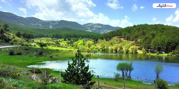 دریاچه‌های آنکارا   تصور کنید در حالی که چای آتیشی در دست دارید در کنار دریاچه‌ای آرام نشسته‌اید و کوه‌های سرسبز مقابلتان را تماشا می‌کنید. اما، این مکان که همانند بهشت است، دقیقا کجاست؟  بار و بندیل خودتان را جمع کنید و با رزرو بلیط هواپیما آنکارا به این بهشت گم شده سفر کنید. درست است، که برای ما ایرانی‌ها سفر به کشور ترکیه از هیجان‌انگیزترین مقاصد گردشگری به شما می‌آید؛ اما، فقط شهرهای استانبول و آنتالیا نیستند که جذاب و دیدنی هستند. شهر تاریخی آنکارا به اندازه‌ای که مکان باستانی دارد؛ پر از جاذبه‌های سبز رنگ است. دریاچه‌های آنکارا بی‌نظیرترین و چشم نوازترین مناظر را در جلوی چشمان شما قرار می‌دهند. اگر تابحال، از وجود این دریاچه‌های خبر نداشتید، بیایید با همدیگر بهترین آنها را در شهر آنکارا و اطراف آن کشف کنیم.  بهترین و زیباترین دریاچه‌های آنکارا  •	دریاچه موگان (Mogan Lake) موگان را وسیع‌ترین و پهناورترین دریاچه‌های آنکارا می‌نامند. ساحلی تمیز، منظره‌های یر از گل و درخت، رستوران‌های مختلف با خوشمزه‌ترین غذاهای دریایی و تفریحات آبی هیجان‌انگیز و بسیاری امکانات باعث شده تا موگان محبوب‌ترین دریاچه شهر آنکارا باشد. کافی است حدود 25 کیلومتر از شهر آنکارا دور شوید به بهشتی زیبا و با طبیعتی وصف‌نشدنی برسید. اینجا می‌توانید با خانواده یا دوستان به تفریح بپردازید و خودتان را به یک غذای دلچسب مهمان کنید. شنا، ماهیگیری، پیاده‌روی، دوچرخه سواری، زمین‌های ورزشی، قهوه‌خانه‌ها و بسیاری امکانات دیگر که فقط برای خوشگذرانی شما محیا شده‌اند.    •	دریاچه گلچوک (Gölcük Lake) این دریاچه در اطراف شهر آنکارا و در شهر بولو قرار گرفته است. کافی است یک ماشین اجاره کنید یا سوار اتوبوس شوید؛ به هر حال، زیبایی‌های بیکران این شهر و دریاچه‌های فوق‌العاده دیدنی ان را از دست ندهید. دریاچه گلچوک، یک پارک تفریحی بسیار عالی برای گذراندن اوقاتی خوش همراه با آرامش است. این مکان، دیدنی به حدی شگفت‌انگیز که خیلی از گردشگران را به سمت خود می‌کشاند. اینجا، محیط، منظره‌ها و هوا همانند صحنه یک فیلم، لبخند را بر روی لبان شما نگه می‌دارد.  •	دریاچه آبانت (Abant Lake) دریاچه آبانت نیز در شهر بولو در نزدیکی آنکارا قرار دارد. هر کسی که برای دیدن این دریاچه رفته است، فقط یک کلمه برای توصیف آن به کار برده؛ عالی. دریاچه‌ای بزرگ با چشم اندازی خیره کننده که ساعت‌ها شما را مسحور خود خواهد کرد. میحط اینجا سرشار از سکوت و آرامش است؛ البته فعالیت‌های ورزشی مختلفی هم برای سرگرمی وجود دارد. اما، ما پیشنهاد می‌کنیم در فصل هزار رنگ یعنی پاییز به دیدن آبانت بروید. یکی از جادویی‌ترین دریاچه‌های آنکارا را با هزار رنگ خواهید دید. صحنه‌هایی که هیچ وقت فراموش نمی‌کنید.  •	دریاچه ایمیر (Lake Eymir) در فاصله 20 کیلومتری از مرکز شهر آنکارا، دریاچه‌ای آرام با نام ایمیر قرار دارد که بهترین مکان برای پیک نیک و خوشگذرانی با دوستان و خانواده است. در اینجا می‌توانید با دوچرخه مسیرهای فوق‌العاده زیبا را دوچرخه سواری کنید. وقتی در حال قدم زدن در کنار این دریاچه هستید؛ انواع گونه‌های پرندگان را از نزدیک خواهید دید. همچنین می‌توانید با کرایه قایق از زیبایی‌های افسانه‌ای این دریاچه نهایت لذت را ببرید. بی شک ایمیر یکی از دیدنی‌ترین دریاچه‌های آنکارا است.  •	دریاچه کاراگول (Karagol) یکی دیگر از زیباترین دریاچه‌های آنکارا، کاراگول است که در حدود 50 کیلومتری این شهر می‌باشد. کاراگول که به نام قره گول نیز معروف است در میان جنگل‌های سرسبزی قرار گرفته که زیبایی آن بسیار خیره کننده و شگفت‌انگیز است. وجود درختان بلند و زیاد در اطراف آن باعث شده تا نور خورشید کمتر به دریاچه برسد و رنگ آن تیره شود؛ به همین خاطر با نام دریاچه سیاه هم شناخته می‌شود. در کل، با خیال راحت، بساط پیک نیک خودتان را جمع کنید و به یک بهشت گم شده سفر کنید؛ نگران امکانات هم نباشید؛ امکانات رفاهی و تفریحی مناسبی در اطرافتان خواهد بود.   •	دریاچه دیکیلیتاش (Dikilitas) از دیگر دریاچه‌های آنکارا که بسیار تمیز و آرام است، می‌توان دیکیلیتاش را مثال زد. با چوب ماهیگیری در میان آب تمیز دریاچه دیکیلیتاش بایستید و در حالی که منتظر گیرکردن قلاب هستید، مناظر چشم نواز اطراف را تماشا کنید. در کنار دریاچه آتش روشن کنید و ماهی کبابی که خودتان از دریاچه صید کرده‌اید؛ نوش جان کنید. چای آتیشی را فراموش نکنید.  در آخر ترکیه مقصدی دوست‌داشتنی برای ما ایرانی‌هاست؛ چه به لحاظ سرگرمی و تفریحی و چه به لحاظ هزینه. یکی از شهرهای دیدنی و تاریخی این کشور، پایتخت آن یعنی شهر آنکاراست که زیبایی‌ها و جذابیت‌های منحصر بفرد خود را داراست. در قلب این شهر دریاچه‌های زیبایی نهفته شده که در میان کوه‌های سرسبز قرار گرفته‌اند. حتی اگر کمی حوصله به خرج دهید بهشت‌های گمشده زیادی در اطراف آن را می‌توانید کشف کنید. دریاچه‌های آنکارا بسیاری دیدنی و خیره‌کننده هستند. 