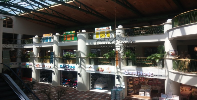 مرکز خرید آکدوغان کوش آداسی – پاساژ اقتصادی با کافه و رستوران‌های محلی