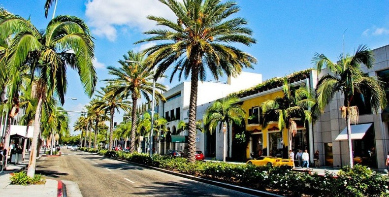 خیابان‌های نخل‌کاری‌شده بورلی‌هیلز لس آنجلس با بوتیک‌های لوکس از جاهای دیدنی لس آنجلس