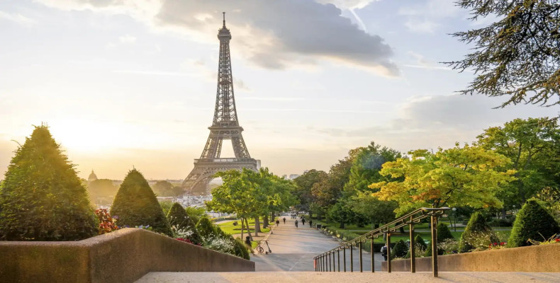 بازدید از جاذبه هایی مثل برج ایفل