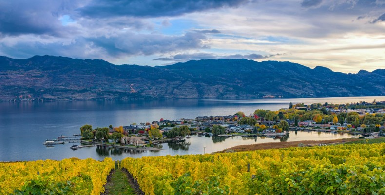 دریاچه و تاکستان‌های کلونا در بریتیش کلمبیا، از گرم‌ترین شهرهای کانادا