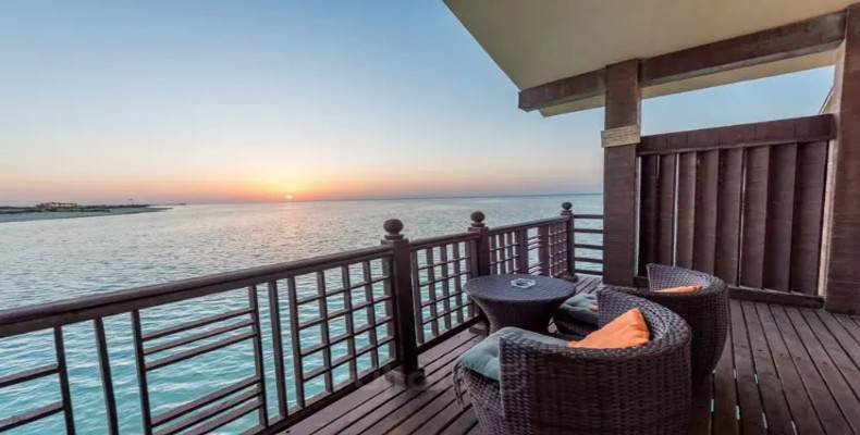 منظره طلوع خورشید از اتاق هتل‌های ساحلی کیش با چشم‌انداز خلیج فارس