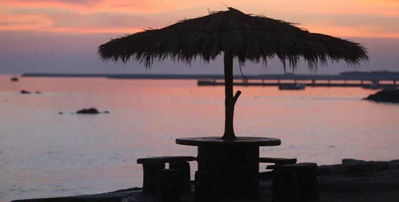 غروب آفتاب در جزیره کیش کنار آلاچیق ساحلی | خورشید در جزیره کیش