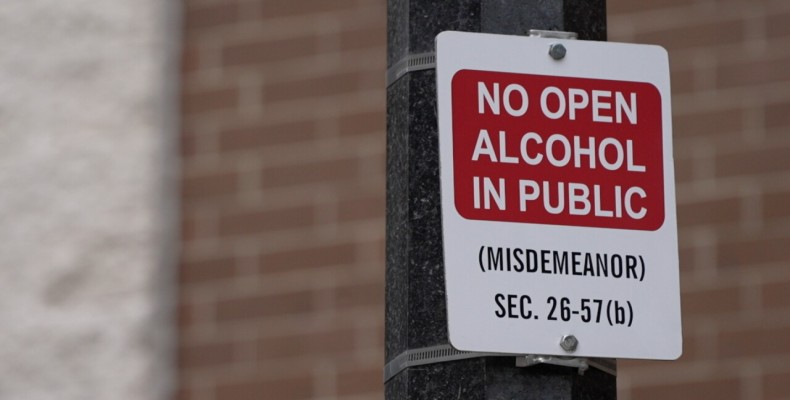 تابلو هشدار مصرف نکردن نوشیدنی در فضای عمومی مسکو