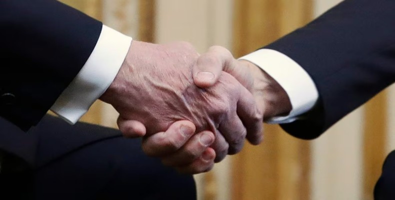 آداب دست دادن در روسیه؛ هرگز با دستکش دست ندهید